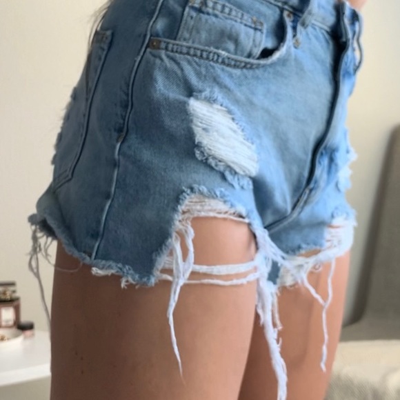 forever 21 distressed denim shorts - Picture 2 of 4